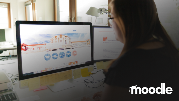 Frau vor Webseite der Universität Hamburg am Computer