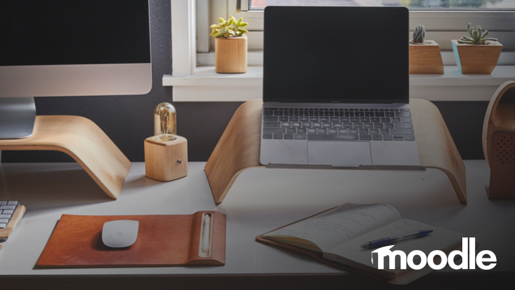 Computer, Laptop und Heft auf Schreibtisch