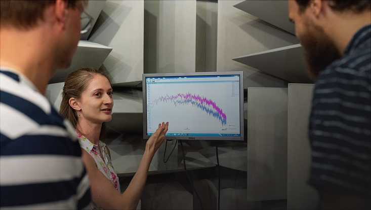 Frau zeigt auf Monitor