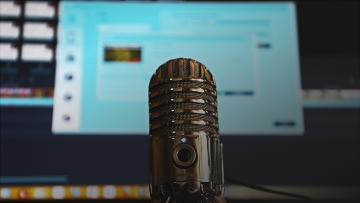 Mikrofon vor einem Bildschirm