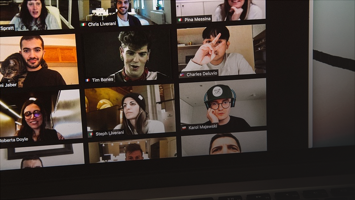 Online-Meeting auf einem Bildschirm