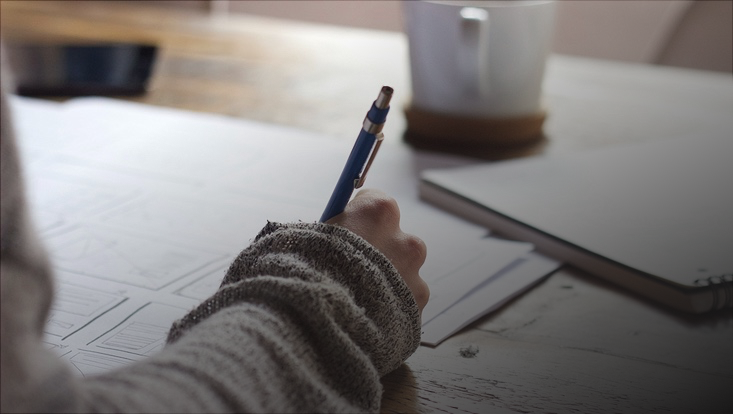 Student schreibt auf Papier