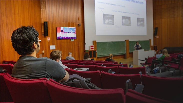 Studierende hören einem Seminar zu