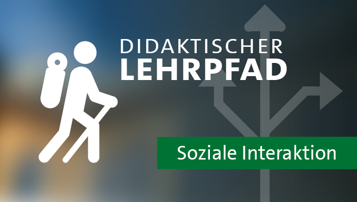 Wanderer-Icon neben dem Titel "Didaktischer Lehrpfad". Darunter ein Fähnchen mit der Beschriftung "Soziale Interaktion" auf dunkelgrünem Grund.
