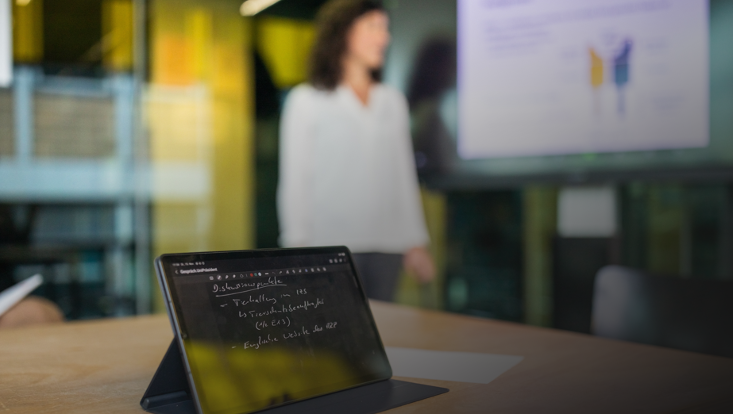 Tablet-Display auf einem Tisch