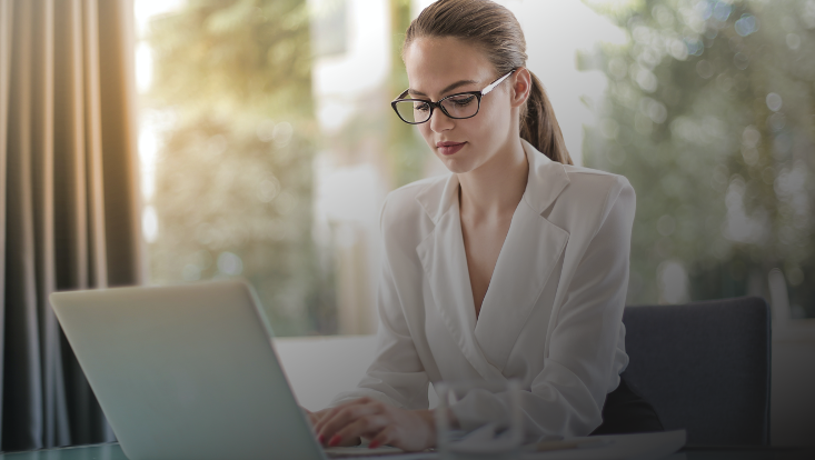 Frau tippt am Laptop