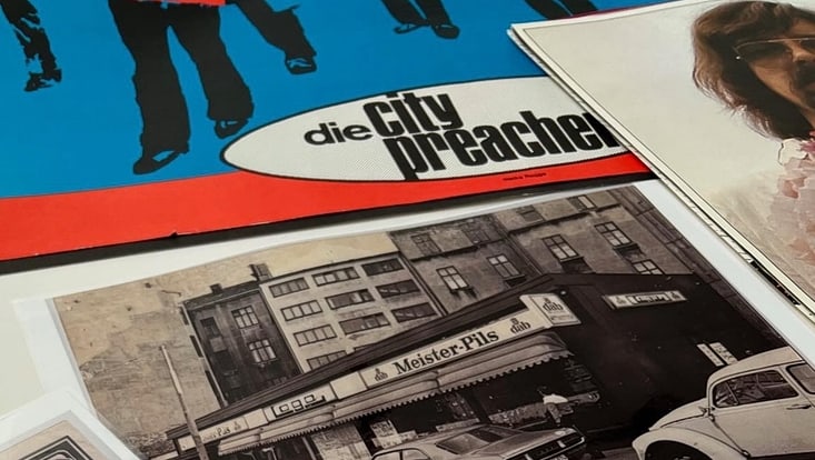 Collage mit historischem Foto vom Musikclub Logo, Plattencover City Preachersy