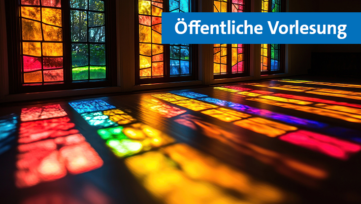 Bunte Kirchenfenster von innen, in die die Sonne scheint. Dadurch leuchten die Farben