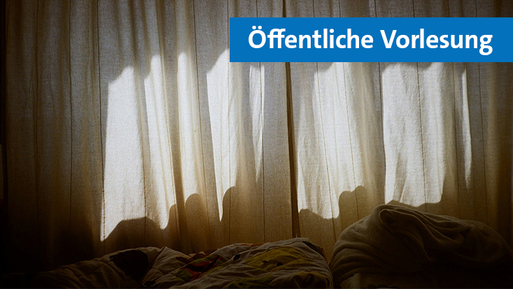 Bett durch einen Vorhang vom Raum getrennt