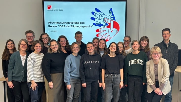 Gruppenfoto zum Abschluss des Kurses Deutsche Gebärdensprache