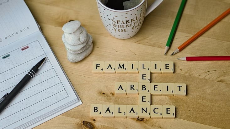 Symbolfoto: Scrabble-Buchstaben auf einem Tisch bilden die Wörter "Familie", "Arbeit", "Balance" und "Leben"