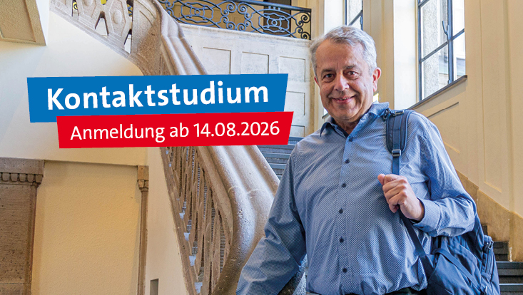 Mann Ende sechzig, Anfang 70 mit kurzen, grauen Haaren und hellblauem Hemd steht auf einer Treppe und lächelt in die Kamera