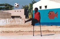 Ein angolanisches Minenopfer beim Fußballspielen.