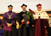 Professor Roland Wiesendanger nach Erhalt der Ehrendoktorurkunde durch den Rektor der TU Posen, Professor Tomasz Lodygowski 