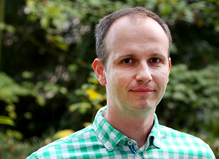 Albert Asal arbeitet im Bereich Finanzcontrolling in der Präsidialverwaltung. Foto: UHH/Schoettmer