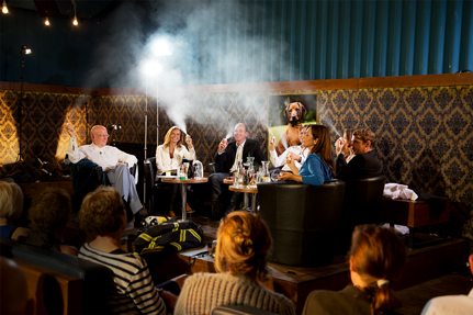 In der September-Ausgabe des Talk-Formats „Wahnsinn trifft Methode“ ging es um Schweiß. Fast zwangsläufig kam viel Deodorant zum Einsatz. Foto: UHH/Sukhina