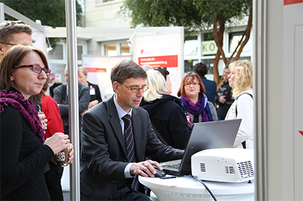 Dr. Martin Hecht, Kanzler der Universität, testet ein Sharepoint-Formular zur Vereinfachung von Stellenbesetzungen. Foto: UHH/Sukhina