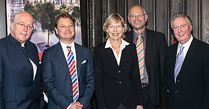 Prof. Dr. Dieter Lenzen, Prof. Dr. Michel Clement, Dr. Dorothee Stapelfeldt, Prof. Dr. Martin Nell und Rolf Schmidt-Holtz (von links) bei der Gründungsfeier der Fakultät für Betriebswirtschaft. Foto: Roland Artur Berg (www.fotografie-berg.de)