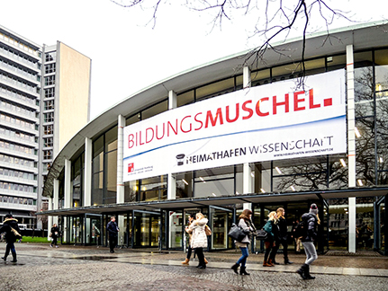 Früher kannte man es als Audimax, seit Mitte Dezember auch als „Bildungsmuschel“. Foto: UHH/Betz