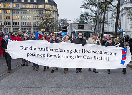 Die Leitungen der staatlichen Hochschulen demonstrierten gemeinsam für die Ausfinanzierung der Hochschulen. Auf dem Bild unter anderem: Prof. Dr. Dr. h.c. Garabed Antranikian, Präsident der Technischen Universität Hamburg-Harburg, Prof. Elmar Lampson, Präsident der Hochschule für Musik und Theater Hamburg, Prof. Dr. Jacqueline Otten, Präsidentin der Hochschule für Angewandte Wissenschaften Hamburg, und Prof. Dr. Dieter Lenzen, Präsident der Universität Hamburg. Foto: UHH, RRZ/MCC, Arvid Mentz