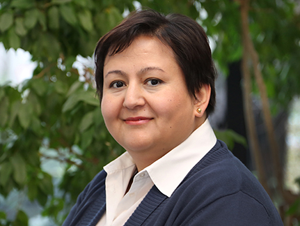 „Wer ein Werk mit Freude macht, dem wird es wohl gelingen“, sagt Dilbar Ernazarova, die im Referat Internationalisierung der Fakultät für Erziehungswissenschaft arbeitet. Foto: UHH/Schoettmer