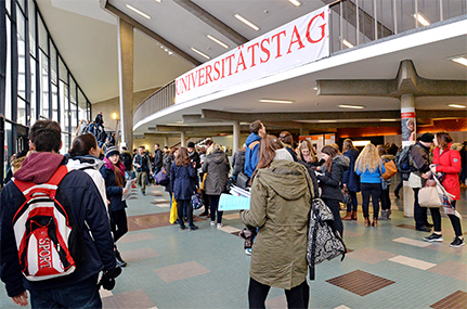 Großer Andrang herrschte beim Unitag am 25. Februar 2015 im Foyer des Audimax. Foto: Christian Stelling