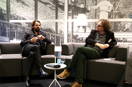 Unter dem Titel „Mehr–Wert–Schätzung? Stadt und Universität in Hamburg“ lud das Kompetenzzentrum Nachhaltige Universität (KNU) am 6. Mai zum Wissenschaftscafé ein. Die Sicht von außen brachten der Philosoph und Autor Dominic Veken (li.) sowie der ZEIT-Journalist Oliver Hollenstein ein. Foto: UHH/Schoettmer