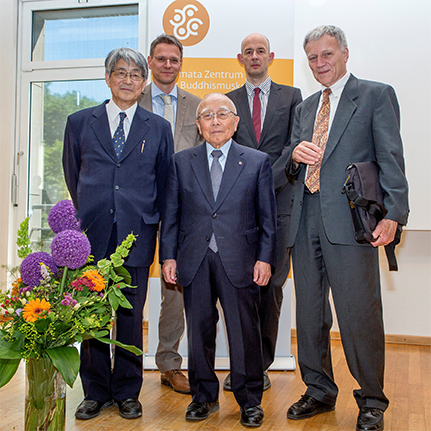 Gruppenbild anlässlich der neuen Stiftungsprofessur für Buddhismuskunde (v. l.): Prof. Dr. Shoryu Katsura, emeritierter Professor für Buddhismuskunde, Prof. Dr. Michael Zimmermann, Leiter der Abteilung Indologie des Asien-Afrika-Instituts, Rev. Toshihide Numata, Vorsitzender der Numata-Foundation, Prof. Dr. Jörg Quenzer, Professor für Literatur und Sprache Japans, und Prof. em. Dr. Lambert Schmithausen, emeritierter Professor für Indischen Buddhismus. Foto: UHH/RZZ/MCC/Mentz