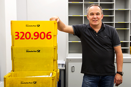 Alle Hände voll zu tun: Durchschnittlich rund 1200 externe Briefe und Pakete schicken Andreas Kniep und seine Kolleginnen und Kollegen in der Poststelle an jedem Arbeitstag auf die Reise. Foto: UHH/Kranz