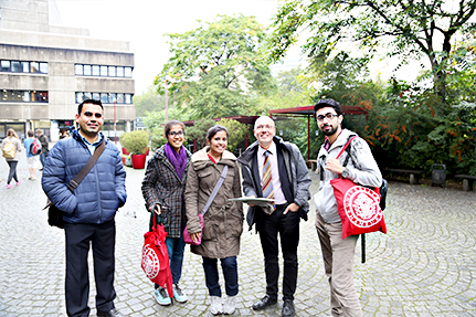 Nach der Infoveranstaltung wurde von der Abteilung Internationales eine Mini-Campus-Tour für studieninteressierte Geflüchtete  organisiert. Foto: UHH/Kranz