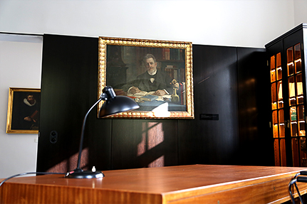 Blick ins Historische Rektorzimmer: Das Gemälde zeigt den Gründungsrektor der Hamburgischen Universität Karl Rathgen. Foto: UHH/Sukhina
