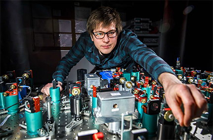 Dr. Philipp Wessels bei der Justage des Lasersystems zum Kühlen und Fangen von Atomen. Der Nachwuchsforscher wird im Juni zur 66. Lindauer Nobelpreistagung reisen. Foto: DESY/Lars Berg