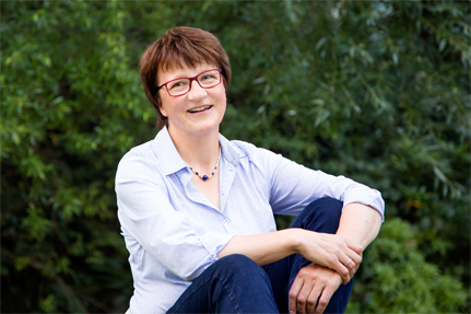 Dipl.-Phys. Irm­gard Flick ist Re­fe­ren­tin der Fach­be­reichs­lei­tung Physik und sagt, sie sei: „Mäd­chen für alles – Steue­rungs­zen­tra­le des Fach­be­reichs – Jon­gleu­rin – Seel­sor­ge­rin – Prell­bock“. Foto: UHH/Sukhina