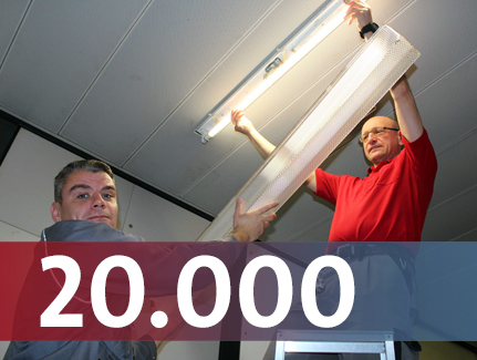 Stephan Brandt und Dierk Gerschau beim Leuchtenwechsel am FB Chemie. Foto: UHH/Wittenburg