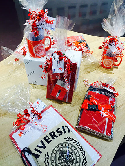 In der Vorweihnachtszeit bietet das Unikontor sechs attraktive Geschenkesets mit Artikeln aus dem Unikontor zum Vorzugspreis. Foto: UHH/Unikontor