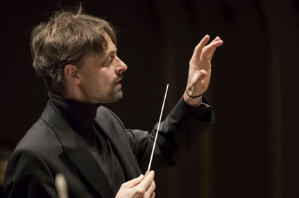 Dirigent Thomas Posth führte die beiden Chöre und das Orchester 130 Minuten lang durch das Programm. Foto: Leonhard Sonner