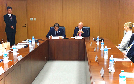 Vertragsunterzeichnung an der Waseda Universität in Tokyo: Präsident Kaoru Kamata und Präsident Lenzen. Foto: UHH/Peltzer-Hönicke