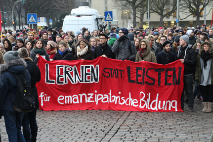 Mehr als 2.000 Studierende und Beschäftigte beteiligten sich am Sternmarsch der Hamburger Hochschulen. Foto: UHH/Sukhina