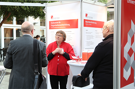 Nicola Ebers, Leiterin der Stabsstelle für Organisationsentwicklung, informiert über den Stand des Zukunftskonzepts Universitätsverwaltung. Foto: UHH/Sukhina
