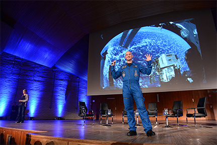 Gerst brachte beeindruckende Filme und Bilder aus dem All mit, die er dem Publikum erläuterte. Foto: UHH/CEN/Ausserhofer