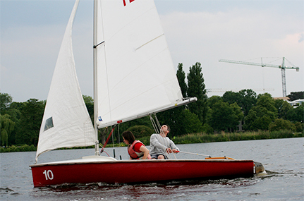 Wiebke Gerking und Carsten Happel vom Team des Siegerbootes in voller Konzentration. Foto: Hochschulsport Hamburg