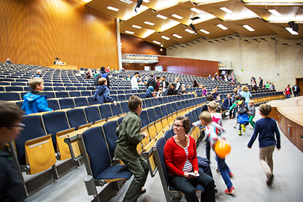Der Run auf die besten Plätze: An den Veranstaltungen können alle Kinder zwischen acht und zwölf Jahren kostenlos teilnehmen. Foto: UHH/Sukhina