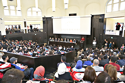 Im Hörsaal ESA B begrüßte unter anderem Wissenschaftssenatorin Katharina Fegebank die Flüchtlinge. Foto: UHH/Kranz