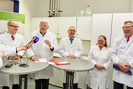 Bildungssenator Ties Rabe (Behörde für Schule und Berufsbildung), Petra Herz (Vorsitzende des Vorstands der Joachim Herz Stiftung), Dr. Lothar Dittmer (Vorstandsvorsitzender der Körber-Stiftung), Thomas Lambusch (Präsident NORDMETALL) und Prof. Dr. Dieter Lenzen (Präsident der Universität Hamburg) standen der Presse Rede und Antwort zu den Beweggründen und Zielen, auf denen ihr Engagement im SFZ Hamburg gründet. Foto: SFZ Hamburg