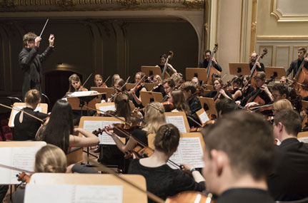 Das Ensemble präsentierte Schicksalswer¬ke von Johannes Brahms und Pjotr Iljitsch Tschaikowsky. Foto: Leonhard Sonner
