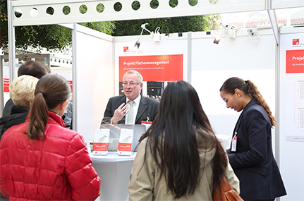 Das Projekt Flächenmanagement stellt sich vor. In der ersten Phase werden Daten erhoben: Welche Flächen gibt es, wer nutzt was, wer braucht was? Foto: UHH/Sukhina