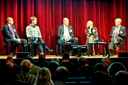 Das Thema „Digital Readiness“ der Hochschulen diskutierten Prof. Dr. Bernhard Kempen,  Präsident des Deutschen Hochschulverbands, Jan Cloppenburg,  ehem. Vorstand vom freien zusammenschluss von studentInnenschaften (fzs), Moderator Jan-Martin Wiarda, Helmholtz-Gemeinschaft, Prof. Dr. Jacqueline Otten,  Präsidentin der Hochschule für Angewandte Wissenschaften Hamburg, und Prof. Dr. Andreas Schlüter, Generalsekretär vom Stifterverband für die Deutsche Wissenschaft. Foto: Christian Barth/MMKH