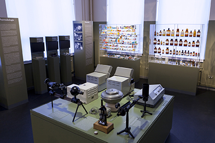 Ausgestellt sind verschiedenste Stücke und
Gerätschaften, die zur Verbesserung von Diagnose
und Behandlung von Krankheiten beigetragen
haben. Foto: Alexa Seewald