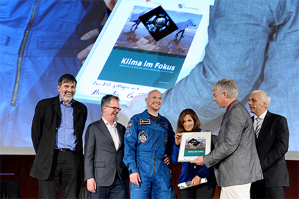 Erhält einen besonderen Platz im Exzellenzcluster: Alexander Gerst gab Prof. Dr. Stammer vom Exzellenzcuster CliSAP das CliSAP-Magazin „Klima im Fokus“ zurück, das er mit im All hatte. Foto: UHH/CEN/Ausserhofer
