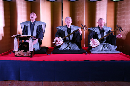 Besonderer Höhepunkt der Veranstaltung: eine japanische Jōruri-Darbietung. Der Sänger-Rezitator wird begleitet von zwei Musikern, die die dreiseitige Schamisen spielen – eine traditionelle japanische Laute. Foto: UHH/Schoettmer